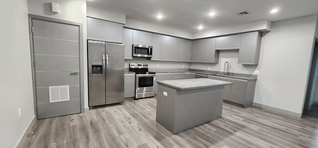 7040 Woodman Ave, Unit 106