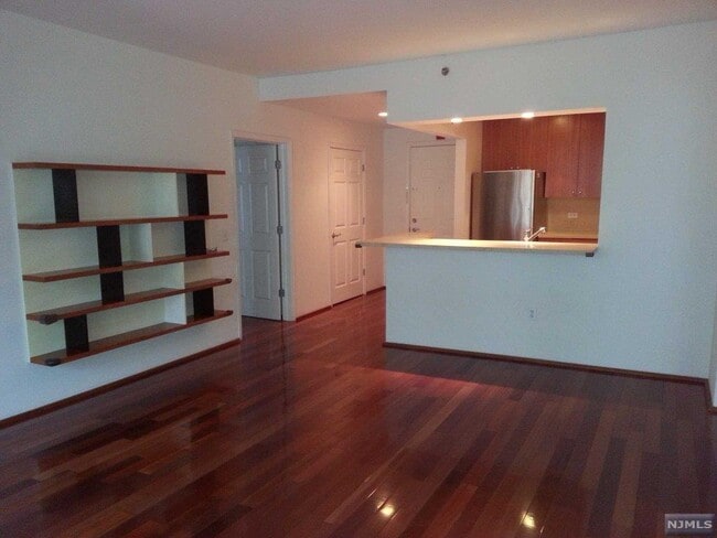 3208 City Pl, Unit 3208 in Edgewater, NJ - Foto de edificio - Building Photo