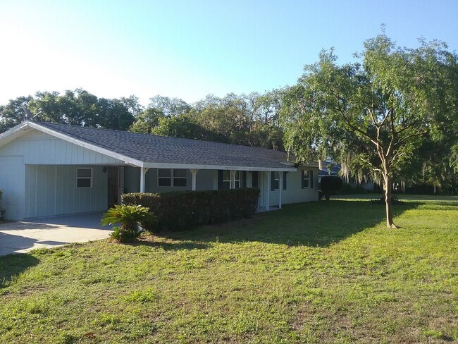 1401 E Crooked Lake Dr in Eustis, FL - Building Photo - Building Photo
