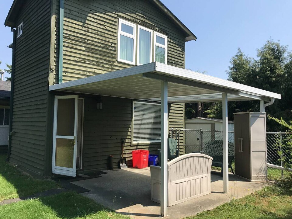 21882 124 Av in Maple Ridge, BC - Building Photo