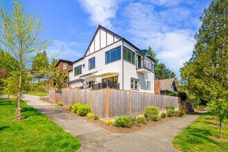 626 N 65th St in Seattle, WA - Foto de edificio - Building Photo