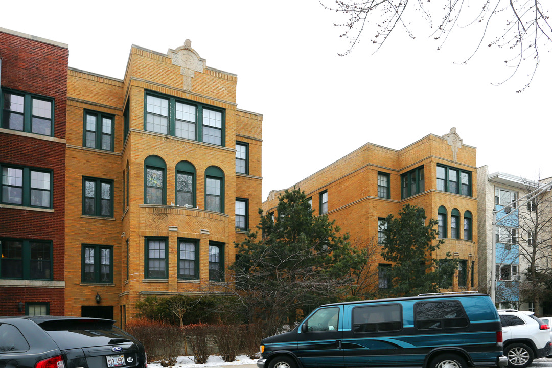 East Lake Terrace Apartments in Chicago, IL - Building Photo