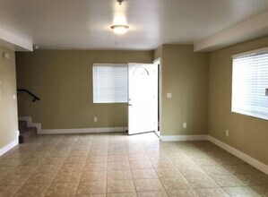 914 E 76th Pl in Los Angeles, CA - Building Photo - Building Photo