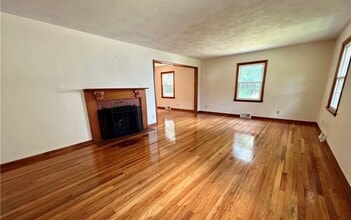 4 Pinecrest Dr in Cortland, NY - Foto de edificio - Building Photo