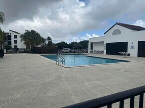 208 Lake Pointe Dr in Oakland Park, FL - Building Photo - Building Photo