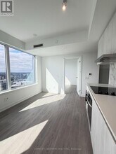 8 Wellesley St W in Toronto, ON - Building Photo - Building Photo