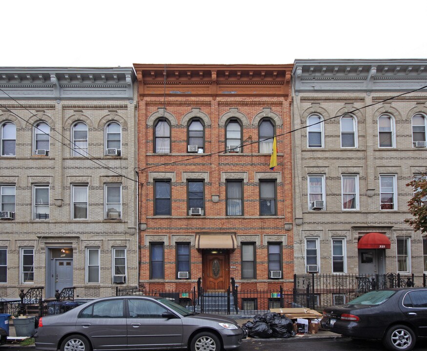 323 Menahan St in Brooklyn, NY - Building Photo