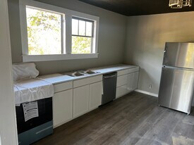 112 Wheeler Ave in Center, TX - Building Photo