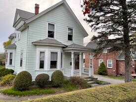 8 Meridian St in Melrose, MA - Building Photo
