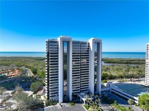 6825 Grenadier Blvd in Naples, FL - Building Photo - Building Photo