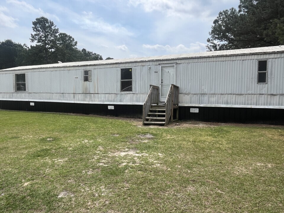 1041 Meekins Rd in Dillon, SC - Building Photo