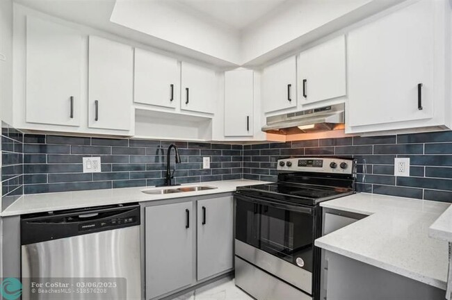 3240 NW 84th Ave in Sunrise, FL - Foto de edificio - Building Photo