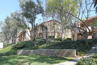 St. Charles Oaks Apartments in Thousand Oaks, CA - Foto de edificio - Building Photo