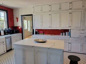 2275 Vasanta Way in Los Angeles, CA - Building Photo - Building Photo