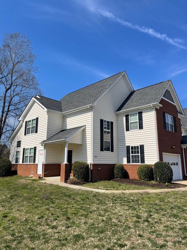 1201 Rustads Cir in Williamsburg, VA - Foto de edificio - Building Photo