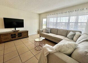 401 Golden Isles Dr in Hallandale Beach, FL - Building Photo - Building Photo
