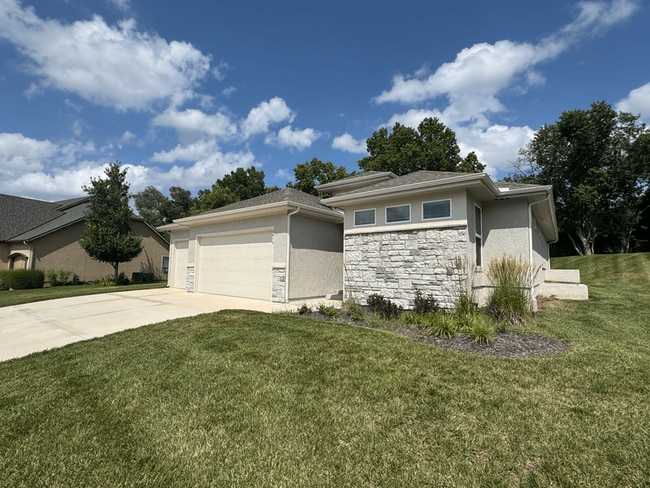 1613 SW Hedgewood Ln in Lee's Summit, MO - Building Photo - Building Photo