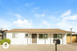 13517 N Luna St in El Mirage, AZ - Building Photo