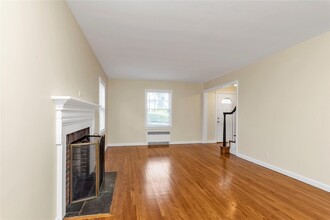 19 Anstice St in Oyster Bay, NY - Building Photo - Building Photo