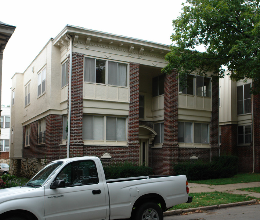 5103 Wyandotte St in Kansas City, MO - Building Photo