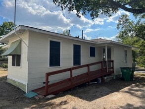 606 W 11th St in Taylor, TX - Building Photo - Building Photo