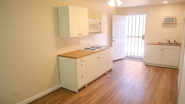 1347 Genevieve St, Unit B in San Bernardino, CA - Foto de edificio - Building Photo