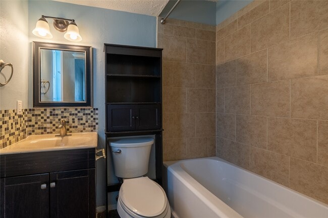 2027 Alabama St in Pasadena, TX - Foto de edificio - Building Photo