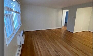 81 Charter Oak St, Unit D in Manchester, CT - Building Photo - Building Photo