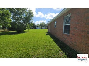 2410 Chance Rd in Molino, FL - Foto de edificio - Building Photo