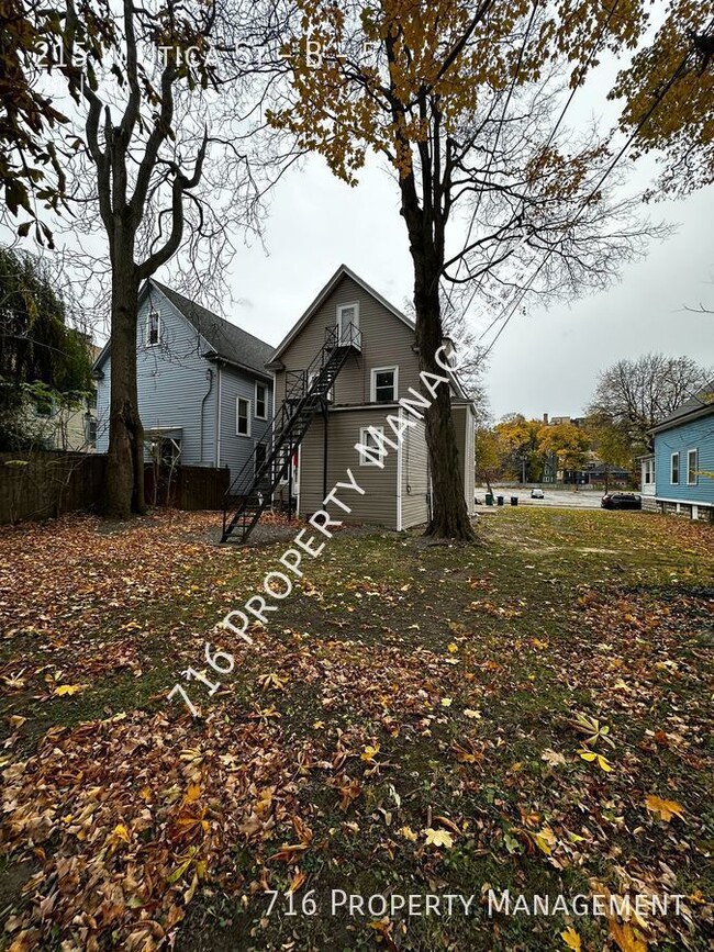 215 W Utica St in Buffalo, NY - Building Photo - Building Photo