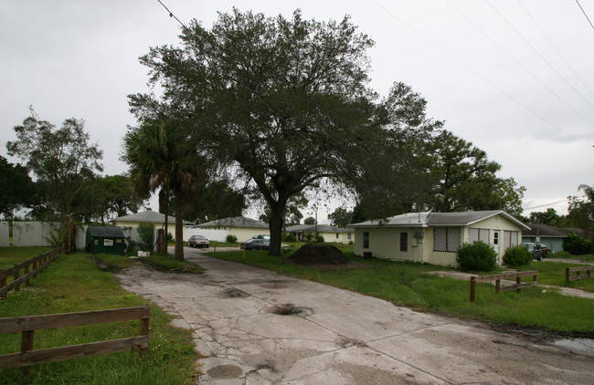 2321 Mango Ave in Sarasota, FL - Foto de edificio - Building Photo