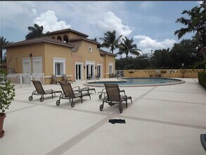 6709 N Kendall Dr in Miami, FL - Building Photo - Building Photo
