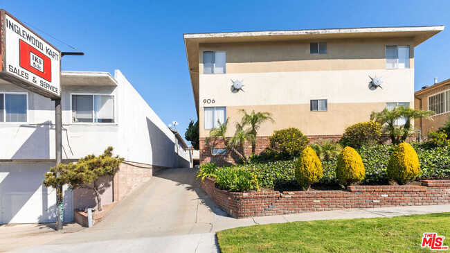 property at 906 Centinela Ave