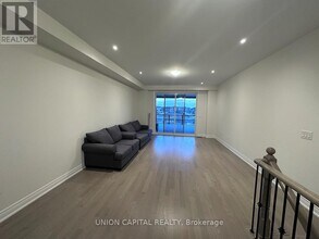 555 Vine Cliff Blvd in Markham, ON - Building Photo - Building Photo