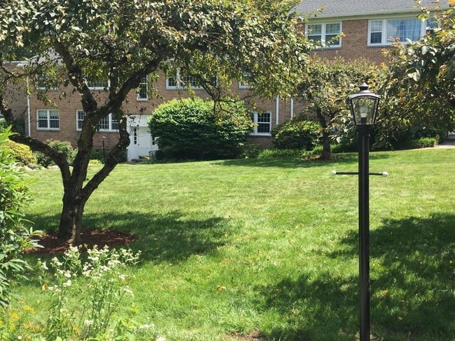 82 Heritage Hill Rd in New Canaan, CT - Foto de edificio - Building Photo