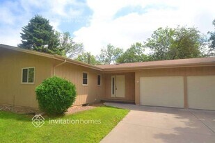 7818 Hampshire Cir N in Minneapolis, MN - Building Photo