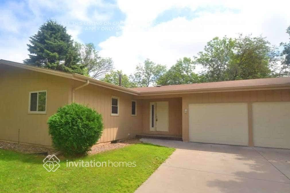 7818 Hampshire Cir N in Minneapolis, MN - Foto de edificio