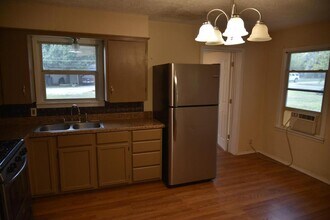 302 S Oneal St in Caldwell, TX - Building Photo - Building Photo