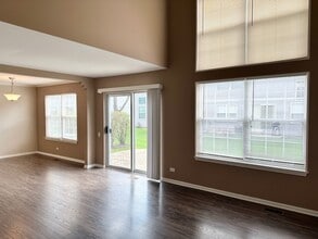 693 Savannah Ln in Crystal Lake, IL - Building Photo - Building Photo