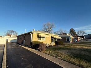 421 Hyde Park Ave in Hillside, IL - Building Photo - Building Photo