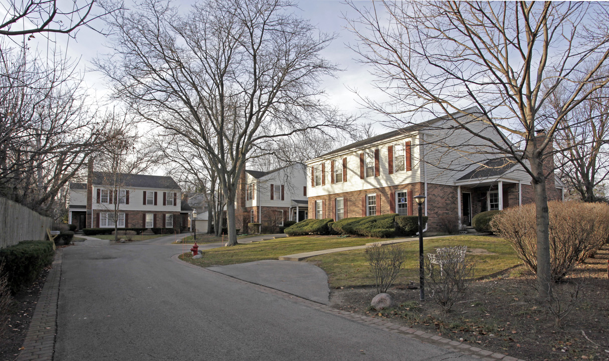 1200-1210 Edgewood Rd in Lake Forest, IL - Foto de edificio