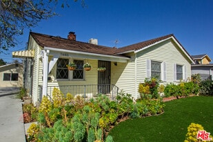 7465 N Forbes Ave in Lake Balboa, CA - Building Photo