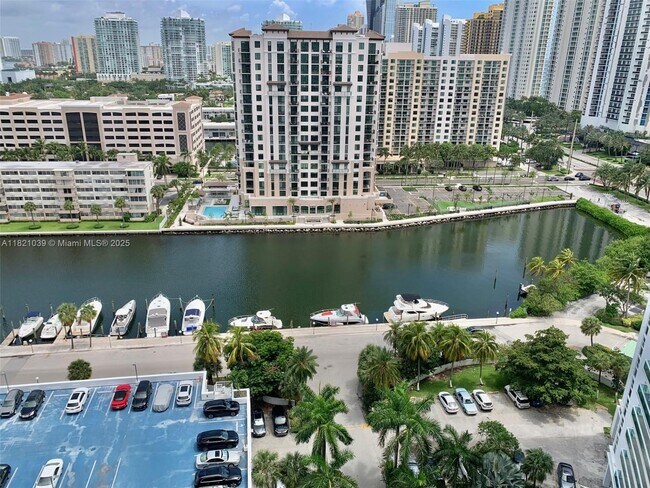 100 Bayview Dr in Sunny Isles Beach, FL - Building Photo - Building Photo