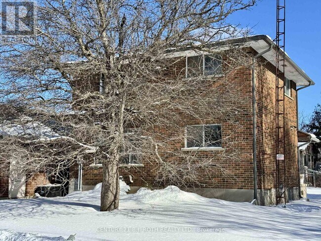 915 Taunton Rd E in Whitby, ON - Building Photo - Building Photo