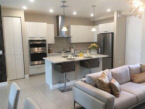 6675 NW 102nd Path in Doral, FL - Building Photo - Building Photo