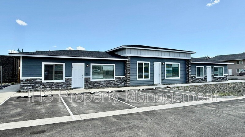 3917 W Van Giesen St in West Richland, WA - Building Photo
