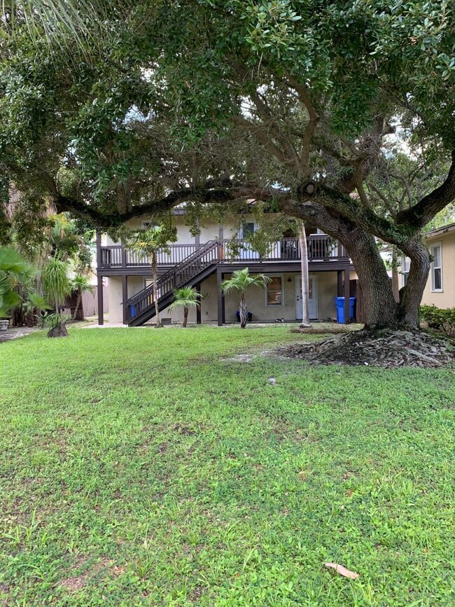 property at 121 S Oak St