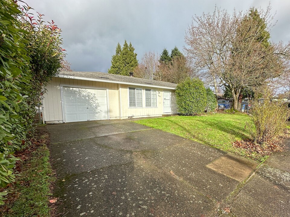 4649 Duke Ct NE in Salem, OR - Building Photo