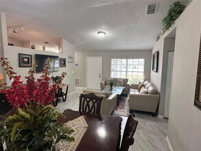 1021 Embrun Ct in Kissimmee, FL - Foto de edificio - Building Photo