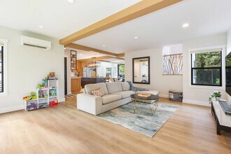 9047 51st Ave NE in Seattle, WA - Building Photo - Building Photo